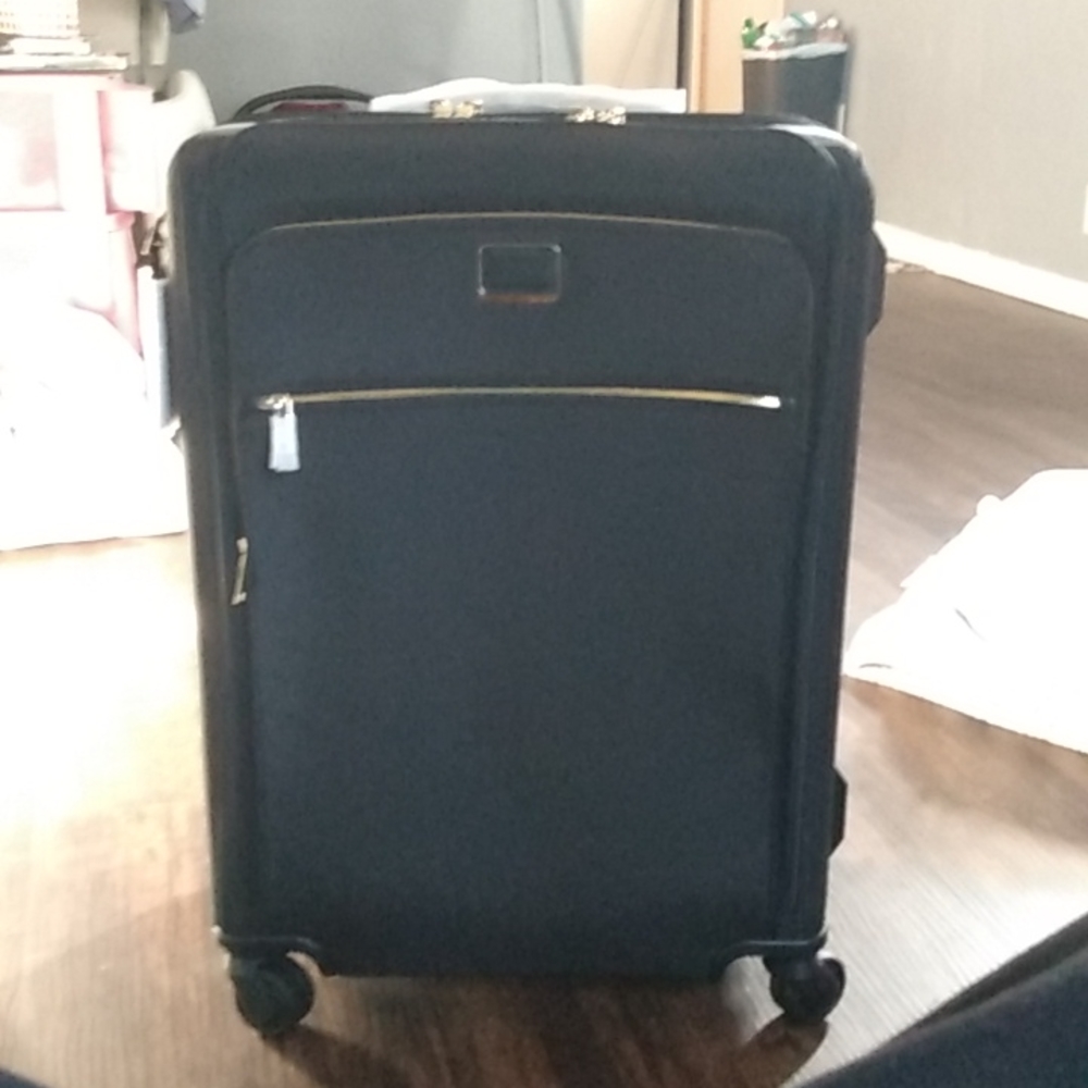I'm selling a luggage case very expensive and in great shape brand new